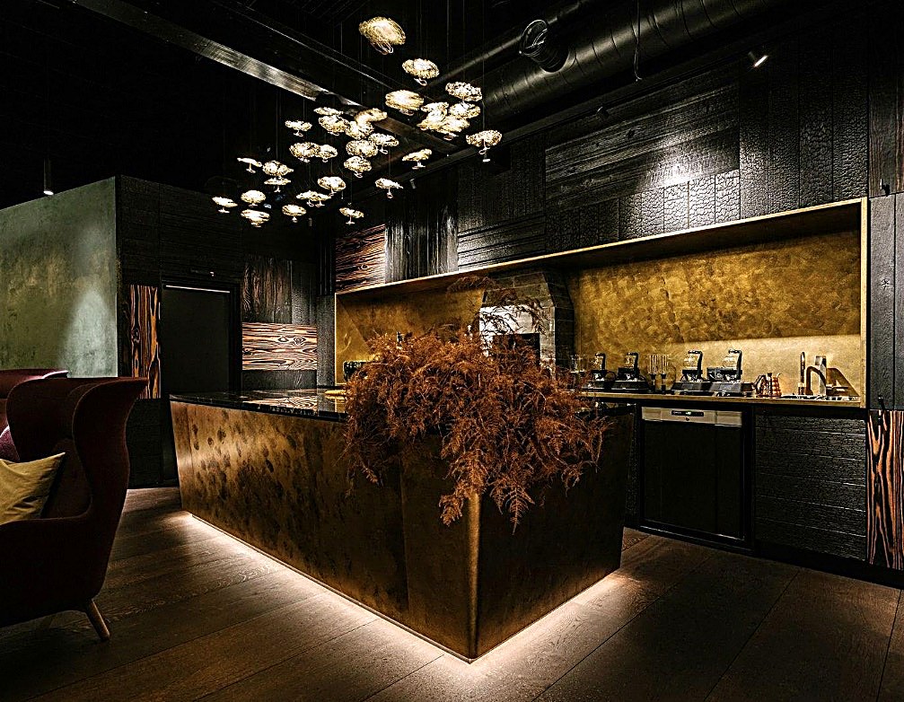Bar mit warmem Licht und Gold-Akzenten