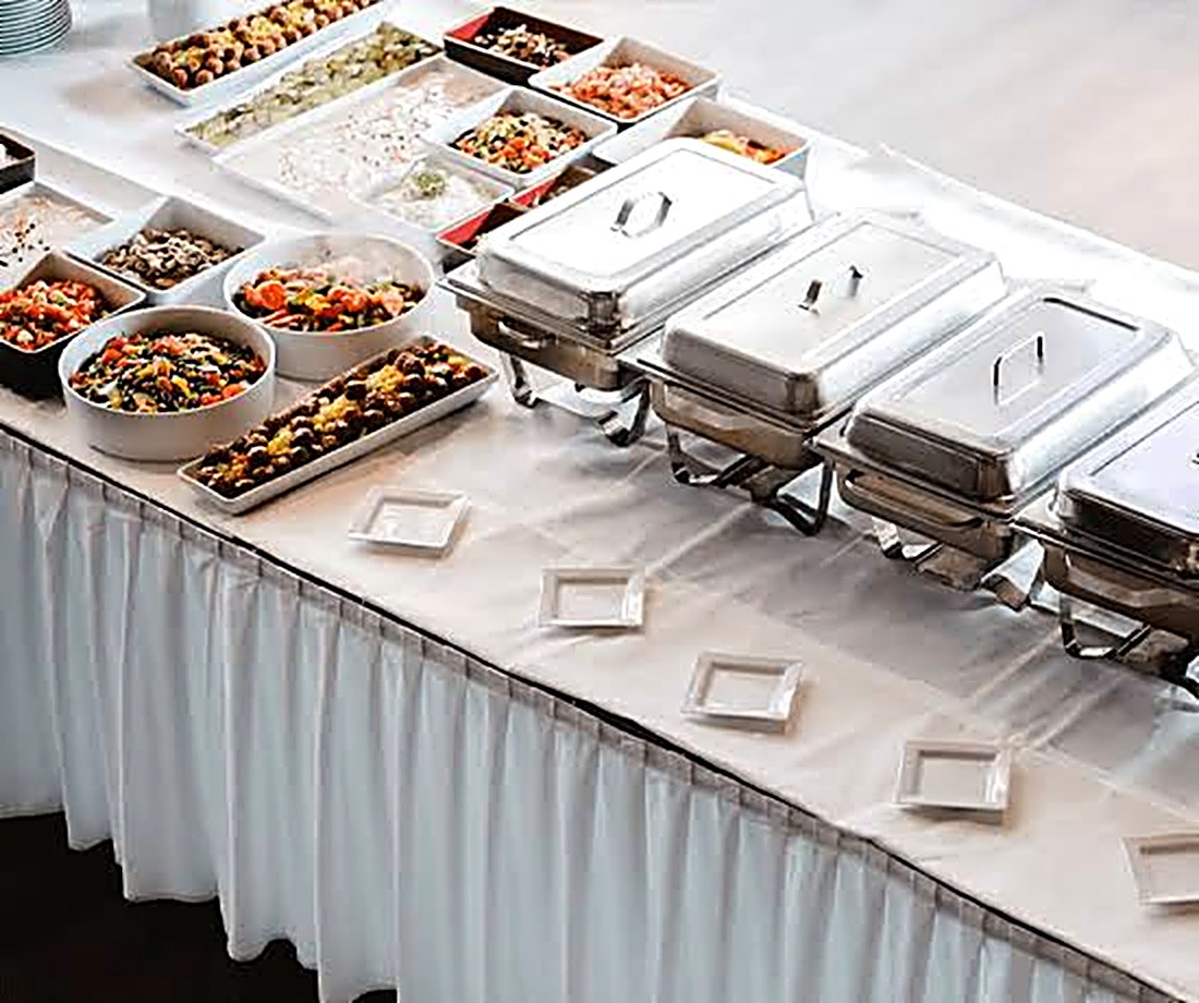 Warmes Buffet mit herzhaften Speisen