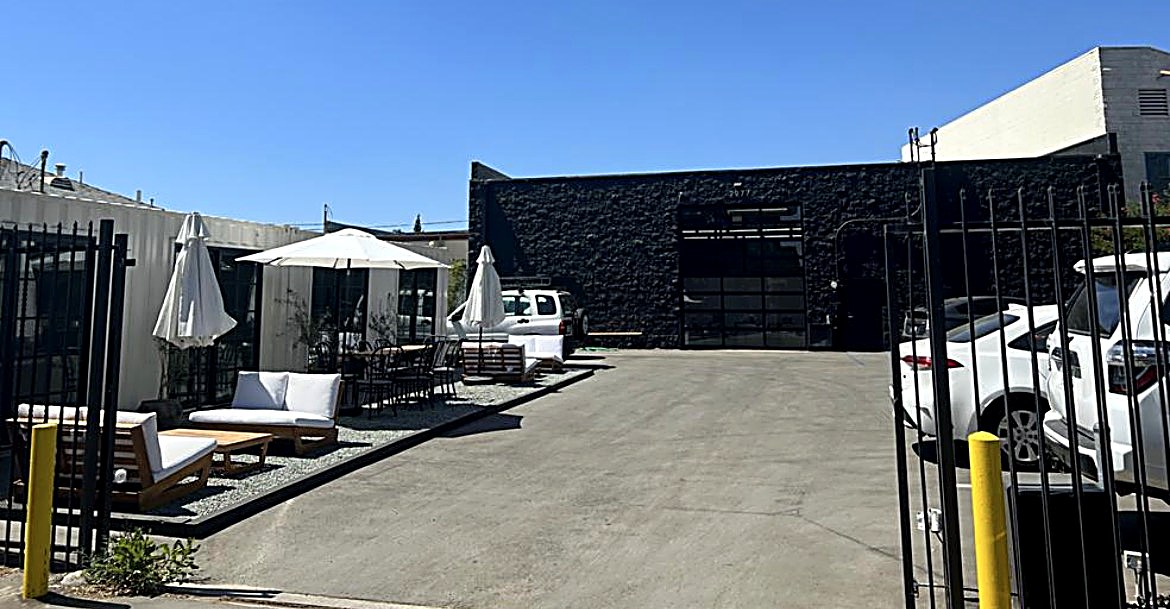 Hof und Terrasse im Freien mit Sonnenschirmen