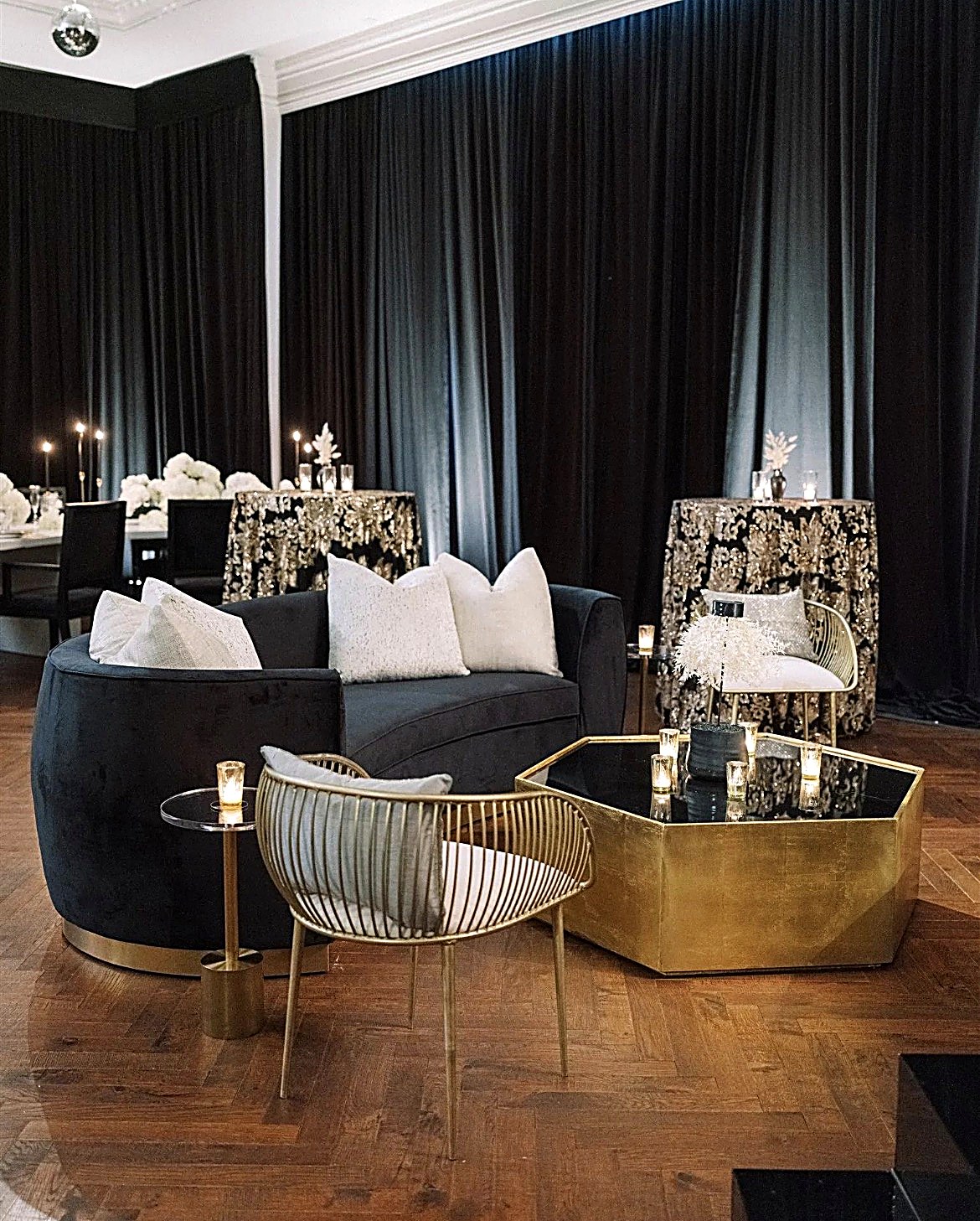 Elegante Lounge in Schwarz und Gold