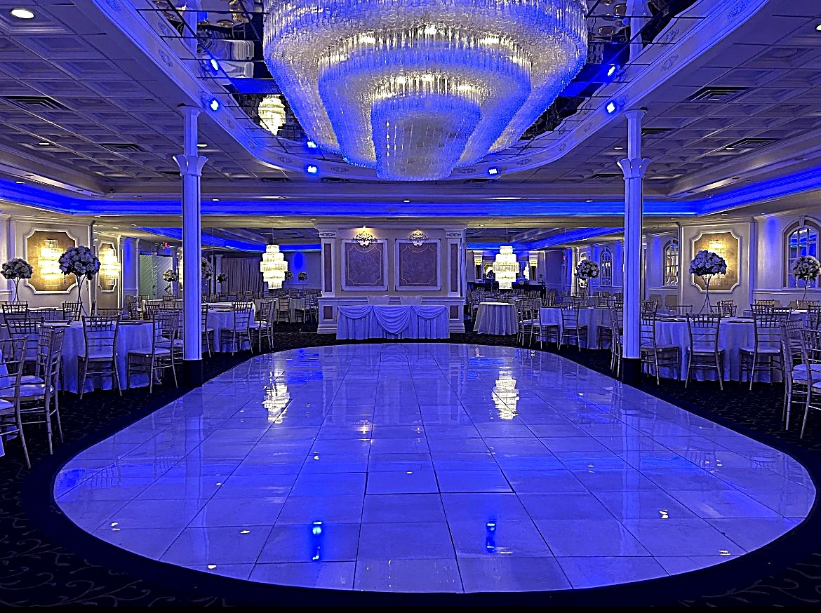 Tanzfläche im Ballsaal mit blauer Beleuchtung